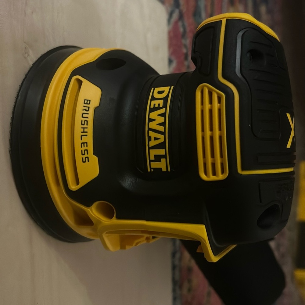 Brand new never used.. DeWalt 5 inch orbital palm sander 20v